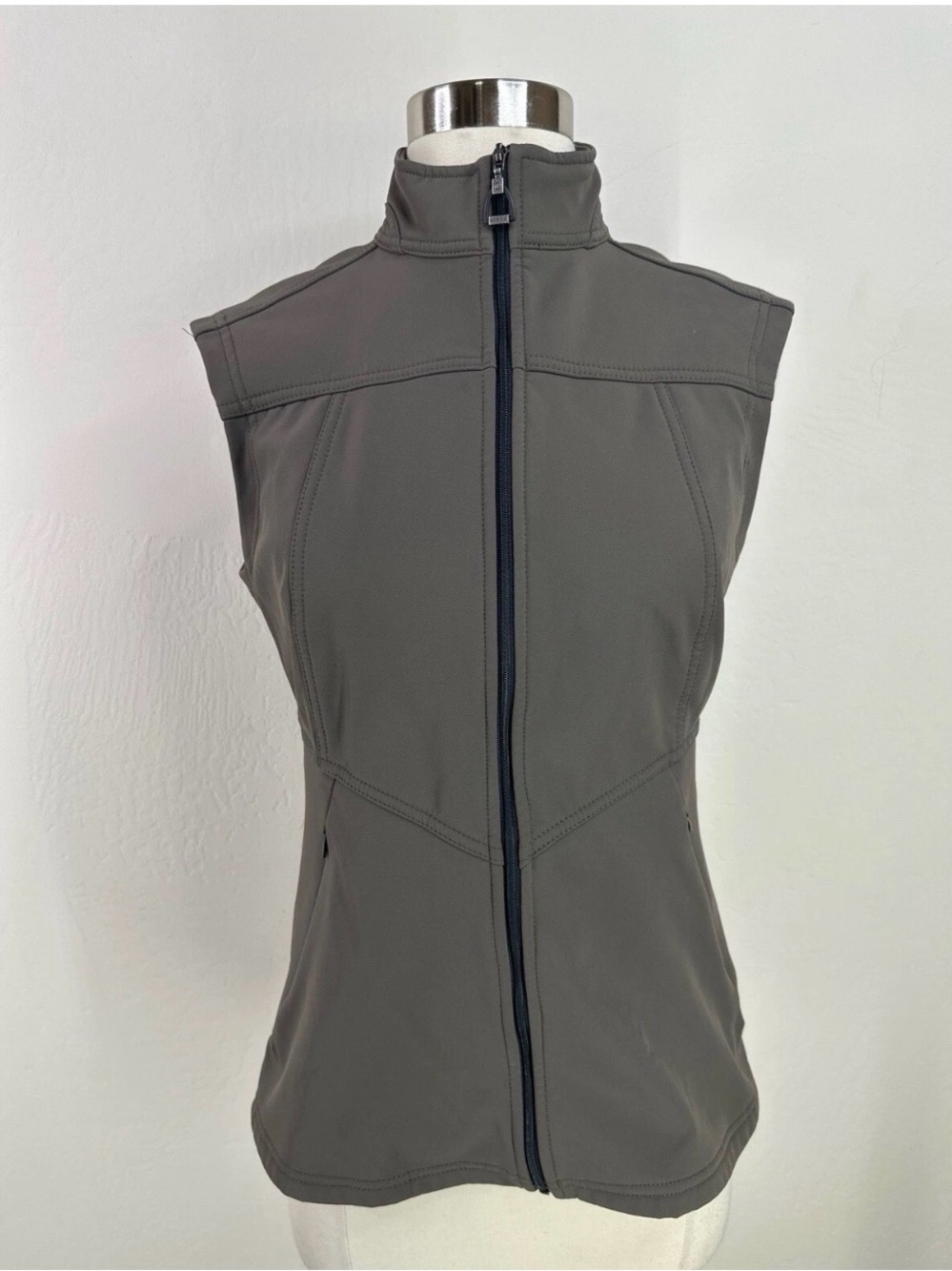 Irideon Equestrian Women’s Sleeveless Zip-Front Softshell Vest -
